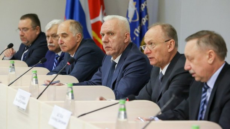 Патрушев на Пискаревском кладбище почтил память погибших в годы блокады Ленинграда