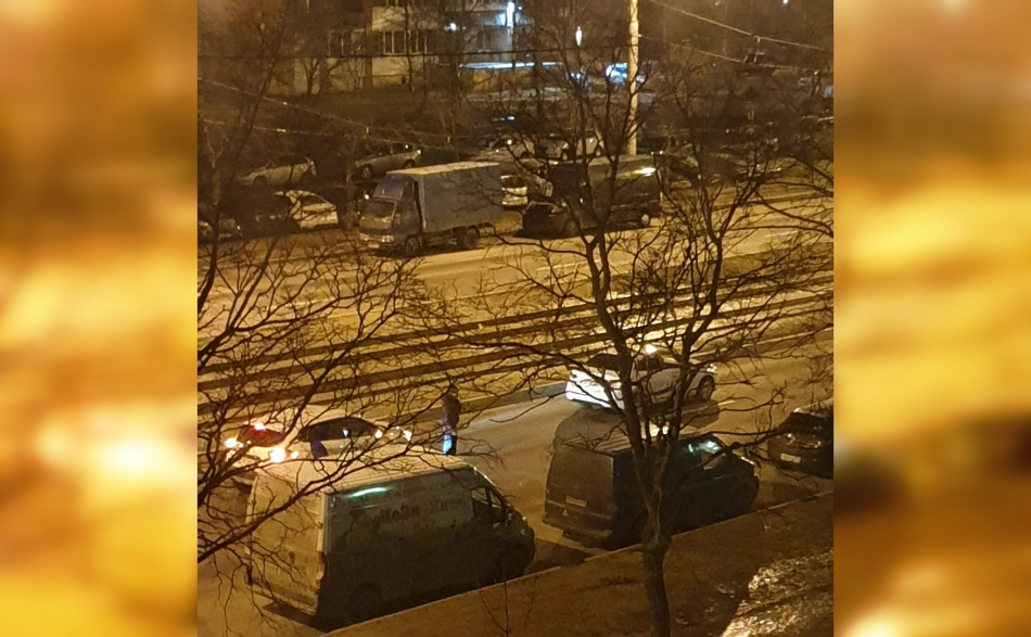 Машина из сервиса каршеринга попала в ДТП на Светлановском, едва отъехав от обочины