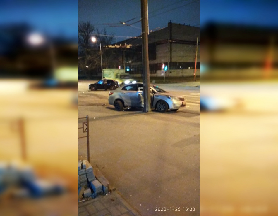 Автомобиль KIA смялся о фонарь на улице Седова