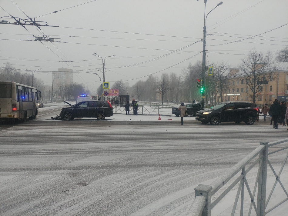 На пересечении Науки с Гражданским иномарка снесла пешехода и влетела в столб