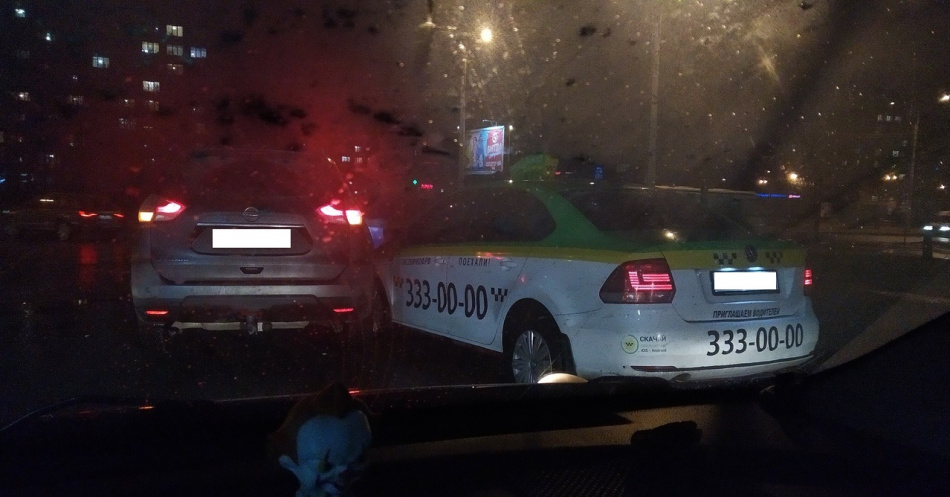 Такси и Nissan помяли друг друга, не поделив выезд с парковки у ТРК «Южный полюс»