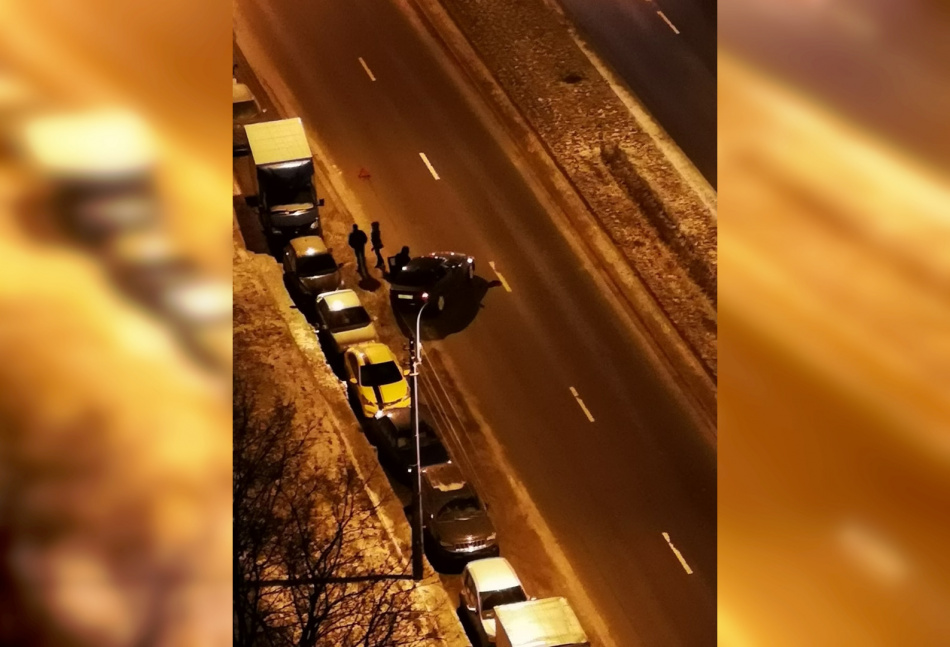 Автомобиль въехал в припаркованные машины на проспекте Луначарского