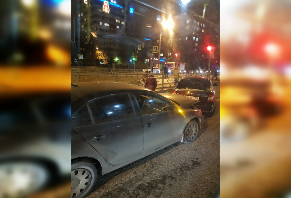 Столкновение двух автомобилей произошло у светофора на проспекте Луначарского