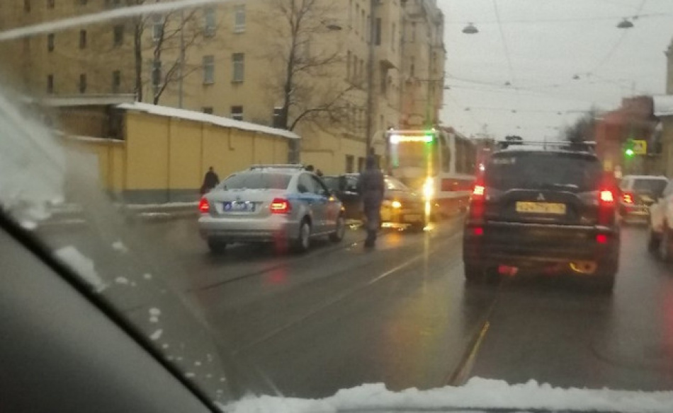 ДТП с трамваем собрало пробку на Старо-Петергофском