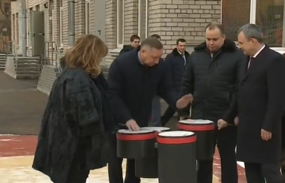 Губернатор Беглов опробовал барабаны на детской площадки на Васильевском
