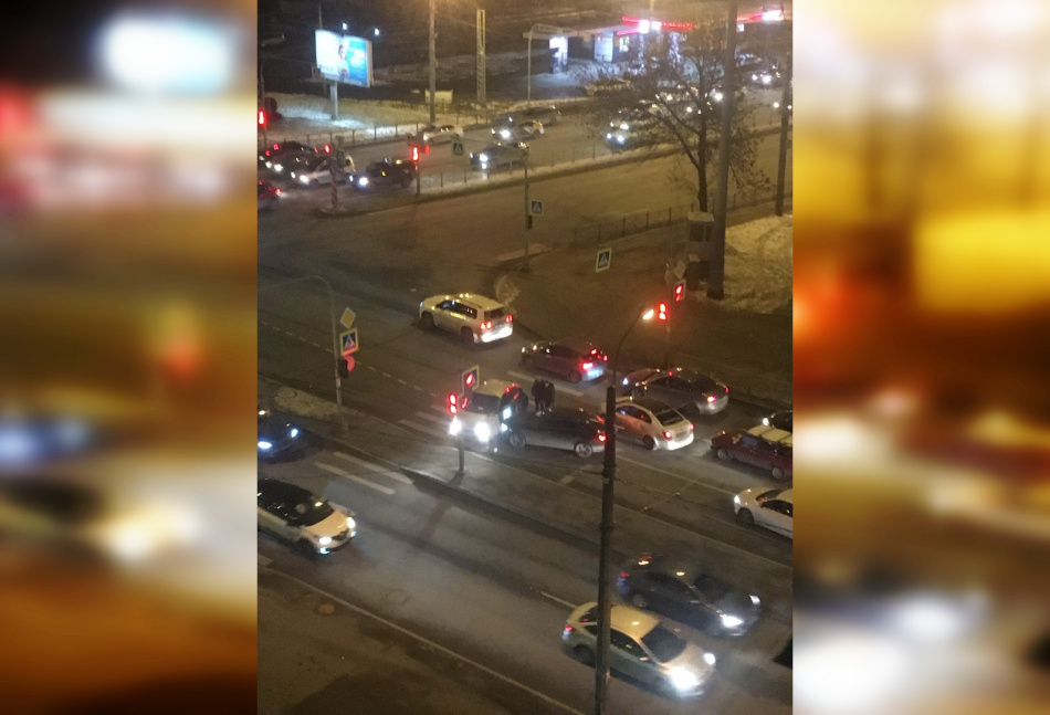 Инь-ян не сложился: черный автомобиль въехал в белую иномарку в Калининском районе