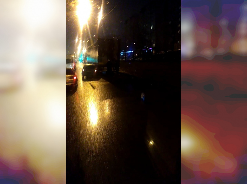 Легковой автомобиль въехал в стоящую фуру между Кустодиева и Художников