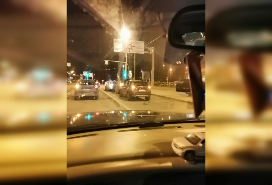 Несколько автомобилей выстроились в «паровозик» у площади Мужества