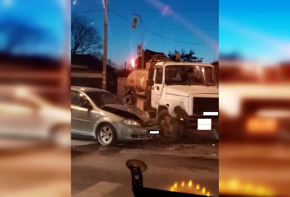 Легковушка и бензовоз «встретились» на перекрестке в Парголово
