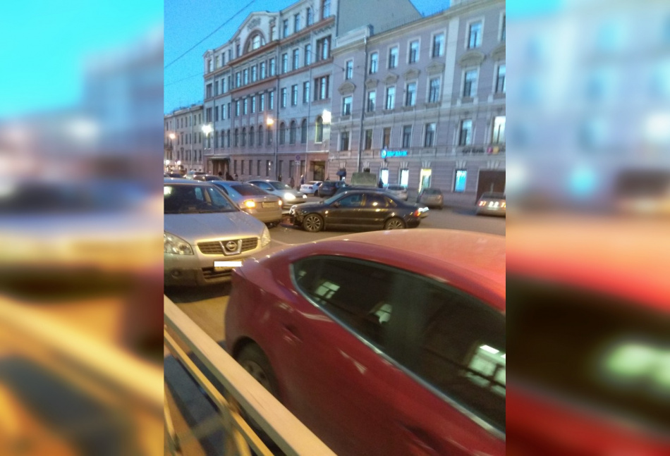 Две машины столкнулись на Звенигородской, затруднив проезд в сторону Марата