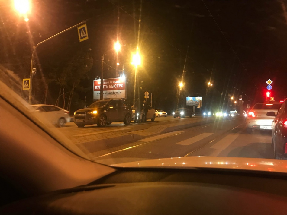 Белая легковушка влетела в Chevrolet на склоне у съезда с Поклонной горы