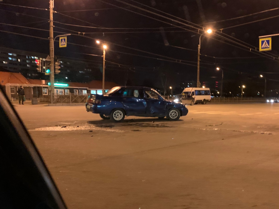 Покореженная синяя легковушка стоит посреди дороги на перекрестке Ветеранов и Тамбасова