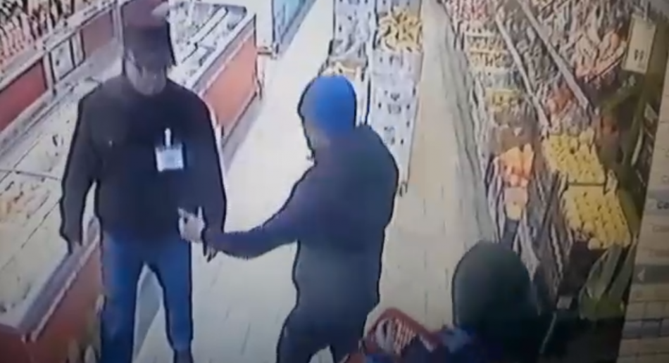 Два молодых человека пытались ограбить «Пятерочку» с помощью фейковой гранаты