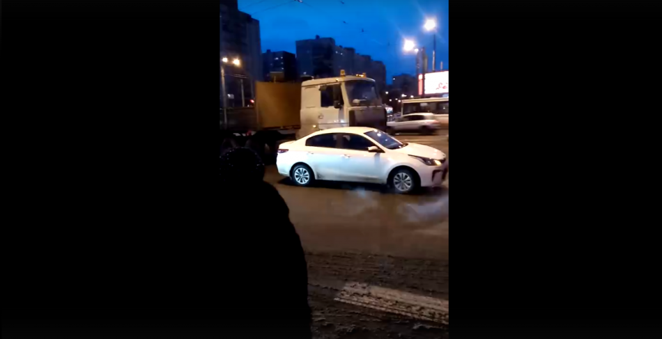 Легковушка и грузовик «притерлись» друг к другу на Васильевском острове