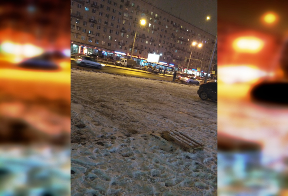 Авто из сервиса каршеринга пробило ограждение на Ленинском проспекте