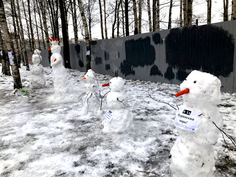 Снеговики встали на защиту Муринского парка