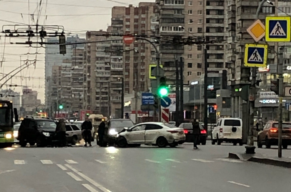 «Солярис» пытался увернуться от троллейбуса, но влетел во внедорожник в Кировском районе
