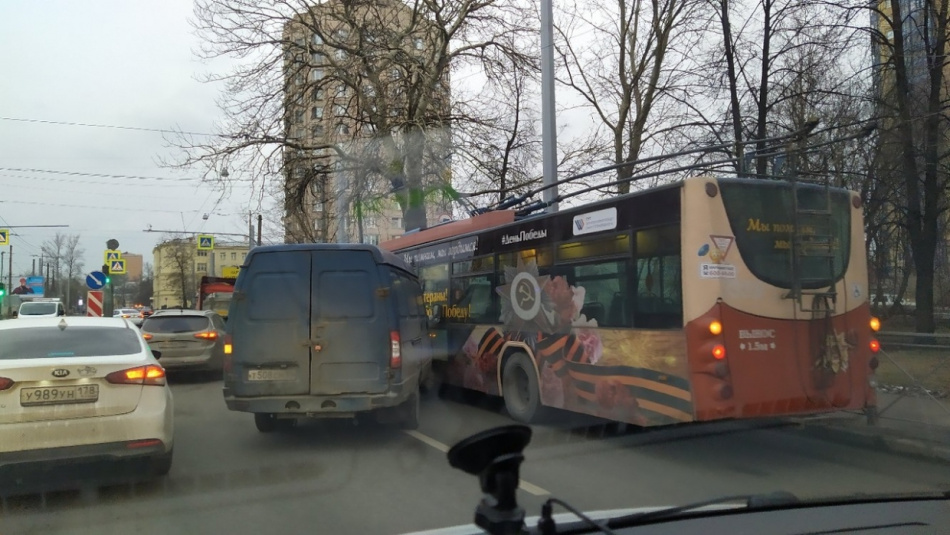 Микроавтобус остался без бампера после тарана троллейбуса на Седова