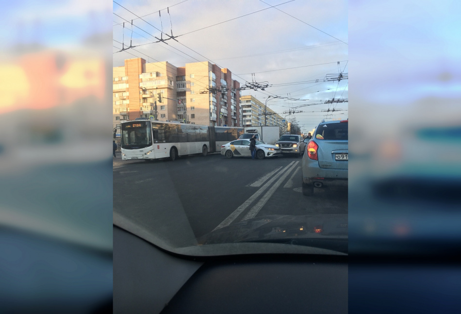 Тройное ДТП произошло на перекрестке Ленинского и Зины Портновой