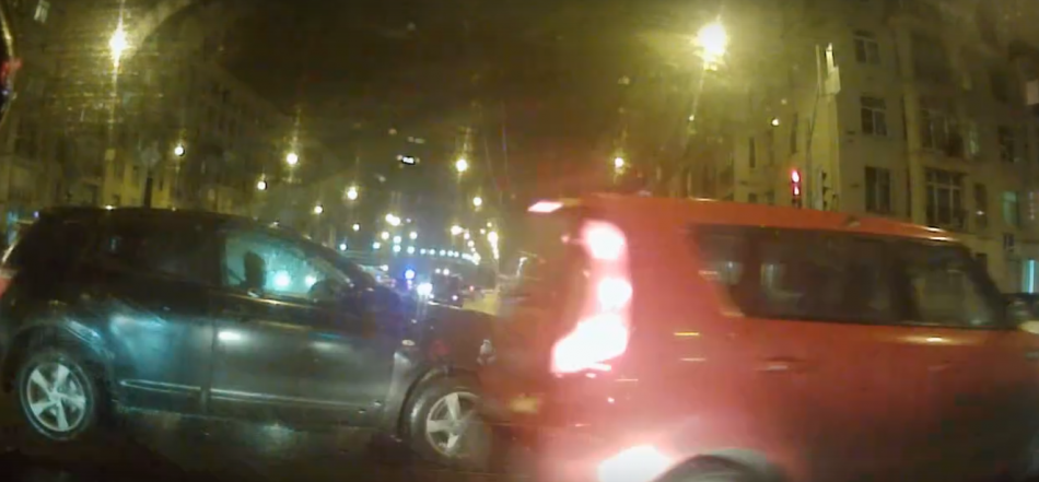 Автомобиль пытался проскочить на «красный», но попал в ДТП на перекрестке в Невском районе