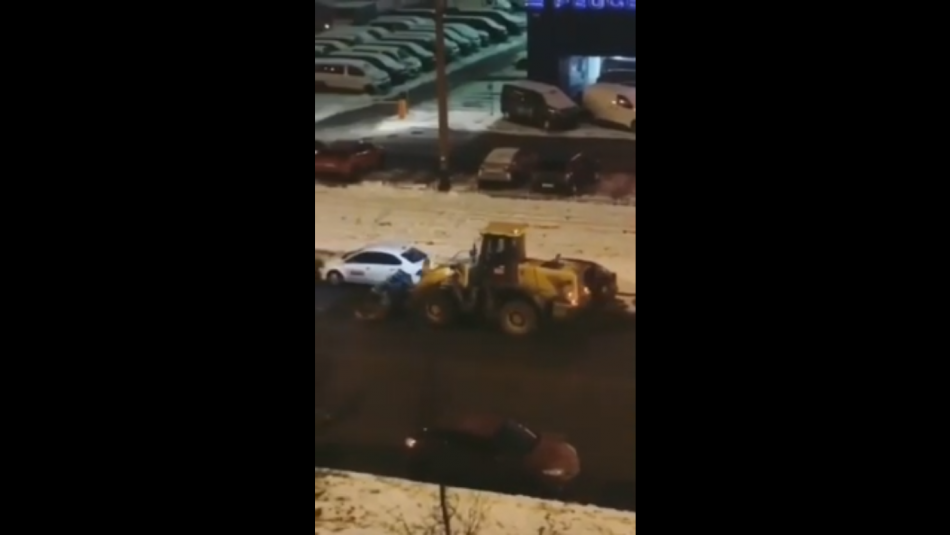 Петербуржцы пожаловались на спецтехнику, скребущую ковшом по чистому асфальту на Хасанской