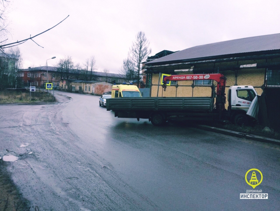 Манипулятор протаранил забор Ижорского завода: водителя погубил тромб