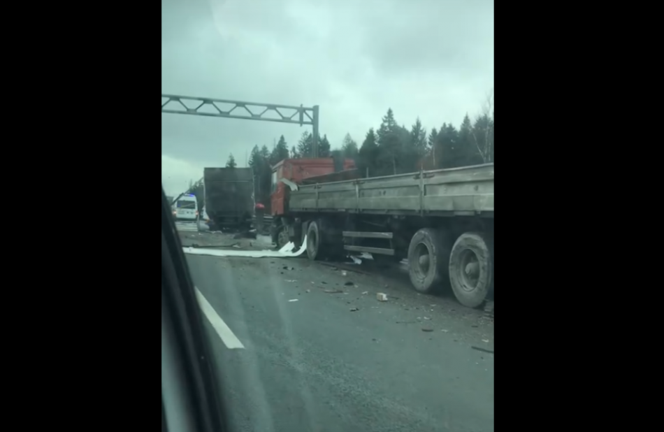 Два грузовика сошлись в ДТП на КАД у Народной улицы