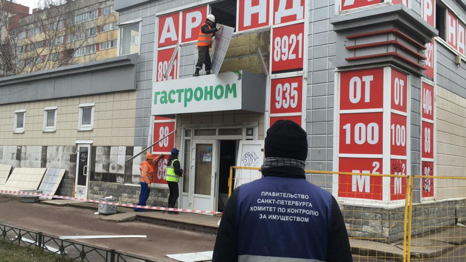 На улице Композиторов снесли незаконный павильон