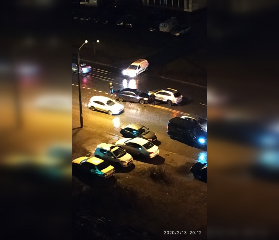 На улице Маршала Захарова затруднено движение из-за ДТП