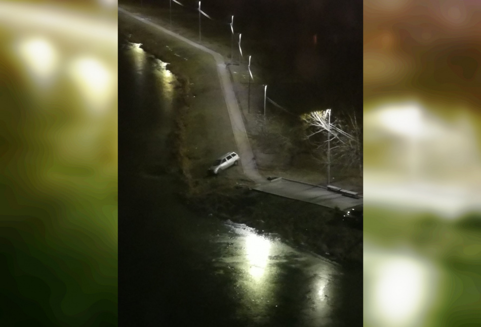 Машина предположительно едва не скатилась в воду во дворах на Пионерстроя