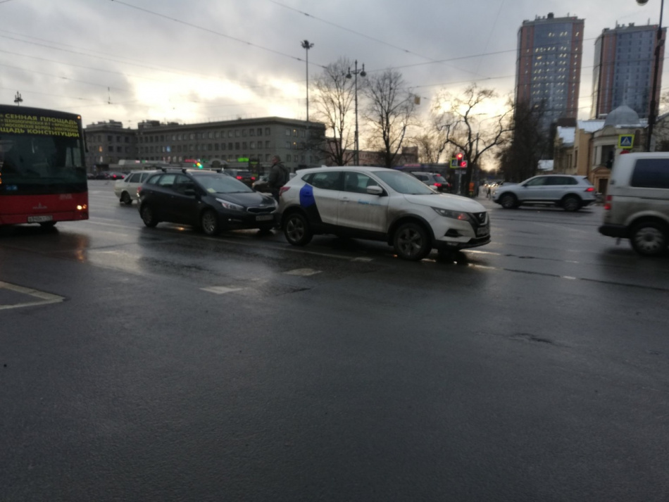 Легковушка врезалась в каршеринг на выезде с площади Московских ворот