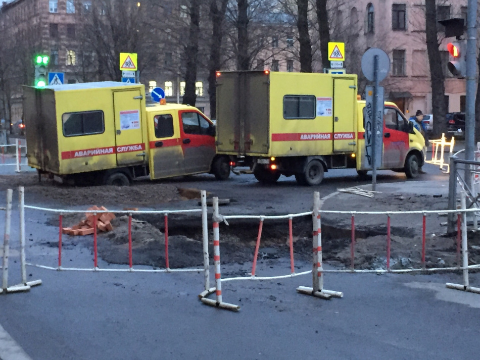 Аварийные службы «ушли под землю» на перекрёстке Малодетскосельского и Бронницкой