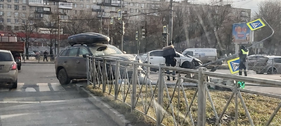Два светофора стали «жертвами» ДТП на Дальневосточном