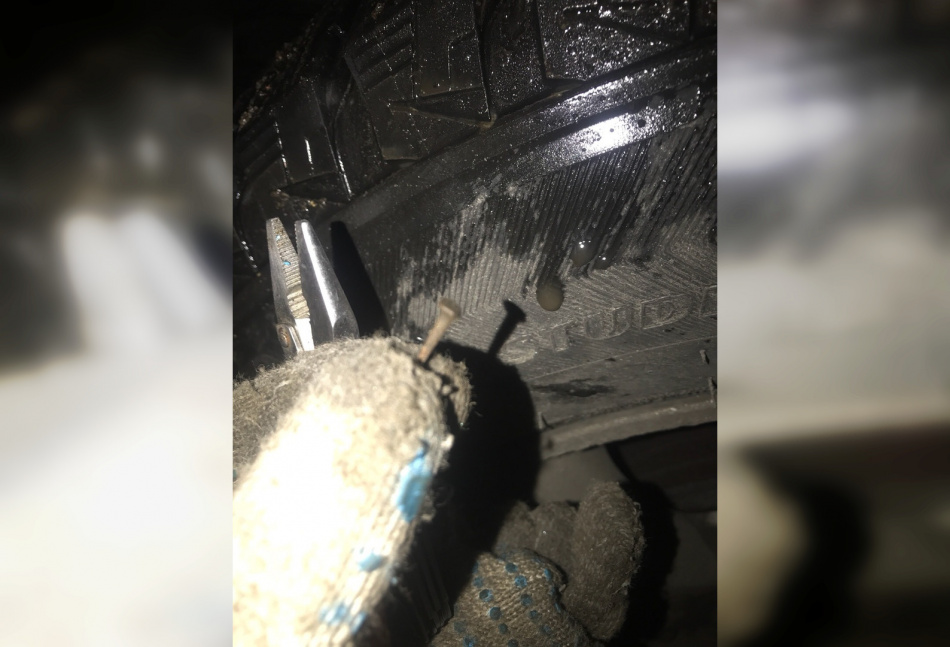 Несколько автовладельцев пострадали из-за разбросанных во дворе гвоздей на Хасанской