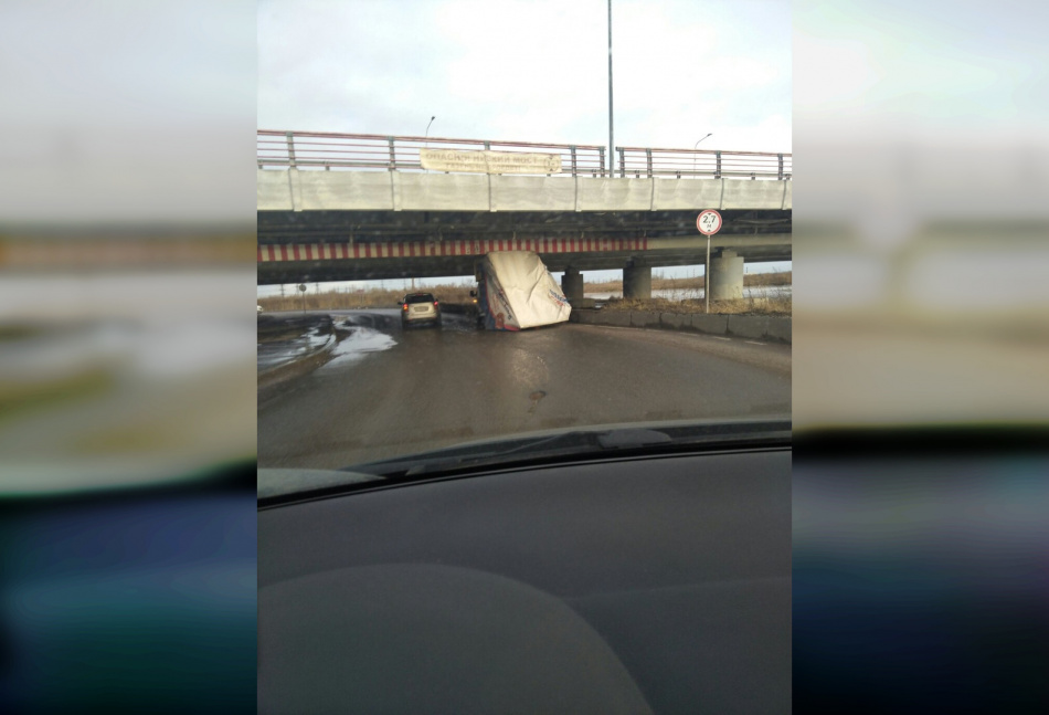 «Мост глупости» на Софийской улице поймал в ловушку очередную «ГАЗель»
