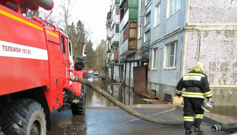 В Выборге спасатели откачали воду в одном из дворов