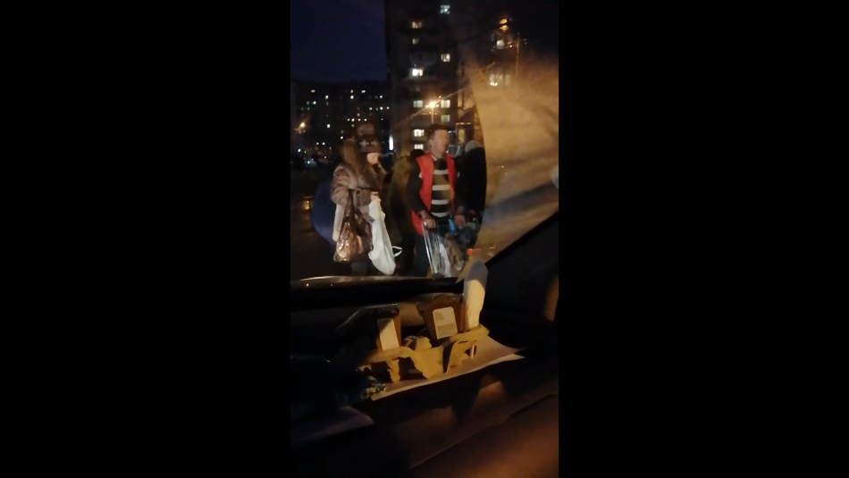 Горожанка сняла на видео, как люди разбирают просрочку из «Пятерочки» у помойки