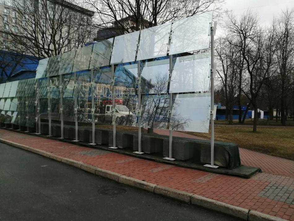 Памятник Собчаку обнесли бронированным стеклом, предположительно в связи с визитом Путина