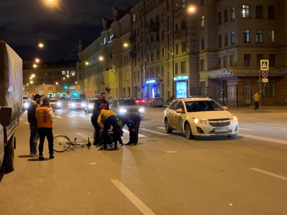 Иномарка наехала на курьера, пересекавшего Дегтярную на велосипеде