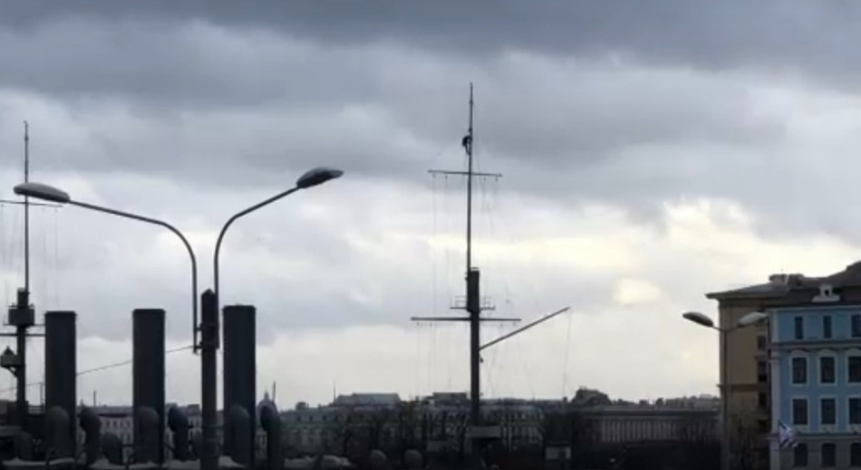 Неизвестный забрался на мачту крейсера «Аврора» в Петербурге