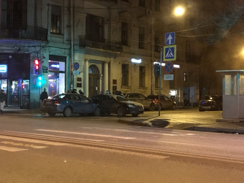 Авария перекрыла движение на Монетной улице