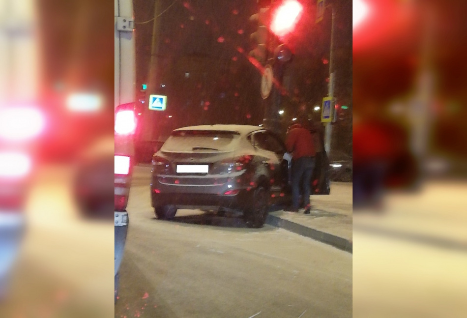 Автомобиль «Хендэ» влетел в столб на перекрестке Северного и Софьи Ковалевской