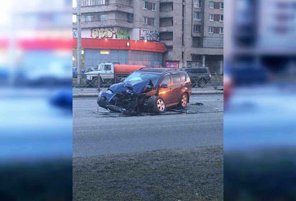 Автомобиль разбился об ограждение между полосами на проспекте Славы