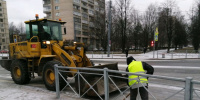На Кондратьевском проспекте пьяные борцы за чистоту решили научить коммунальщиков убирать снег