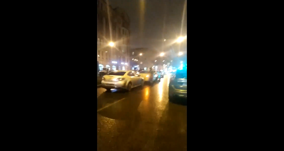 Несколько автомобилей встали в «паровозик» на Малом проспекте ВО