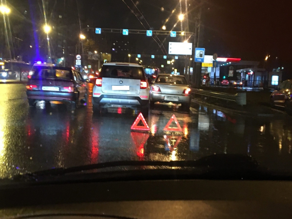 «Шкода» и «Лада» не поделили дорогу в Калининском районе