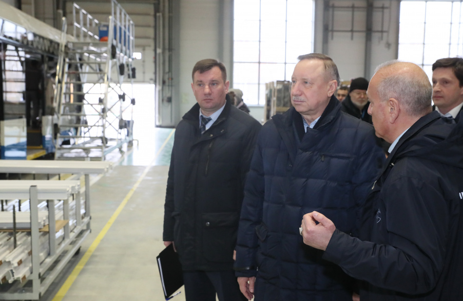 Беглов посетил завод электрического транспорта в Невском районе и увидел электробус
