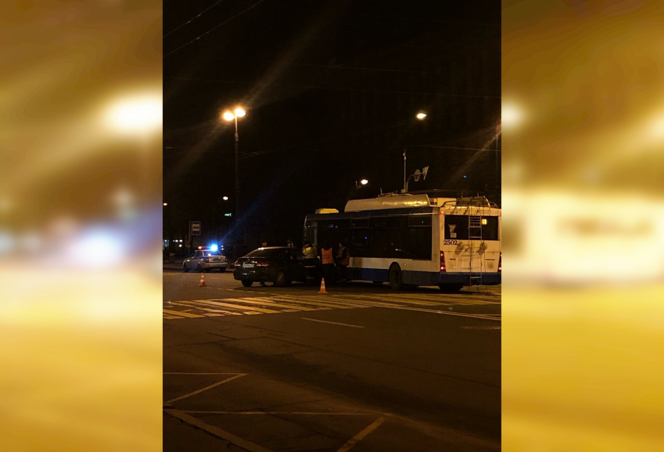 Легковушка влетела в троллейбус на Васильевском острове