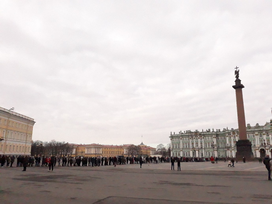 Перед входом в Эрмитаж выстроились огромные очереди