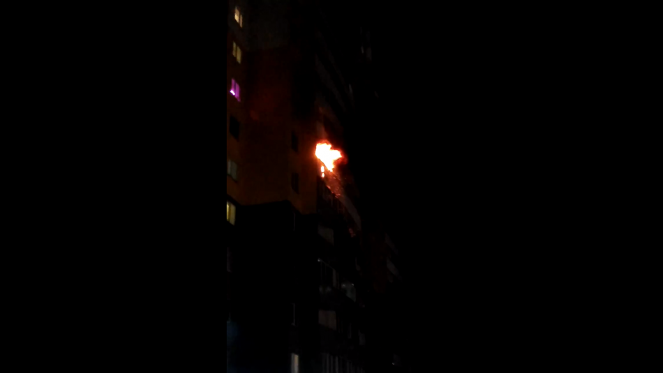 В многоэтажном жилом доме в Шушарах полыхал балкон
